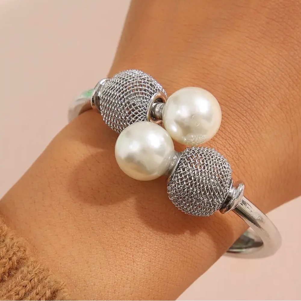 Exaggerated Large Pearl Cuff Bracelet Women's Personality Hand Jewelry Gift